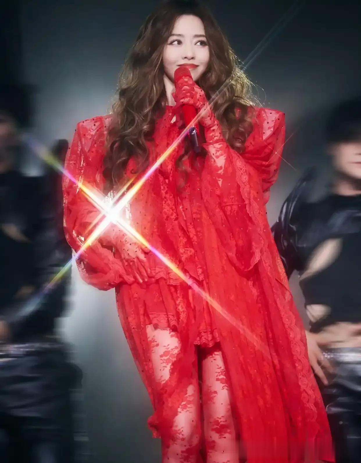 张靓颖演唱会造型封神！红色蕾丝裙装随风摇曳，粉丝赞是顶级魅魔