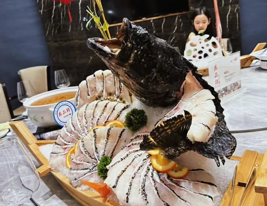 董璇一家三亚过小年！和小酒窝逛街吃海鲜大餐，小腹隆起疑怀二胎