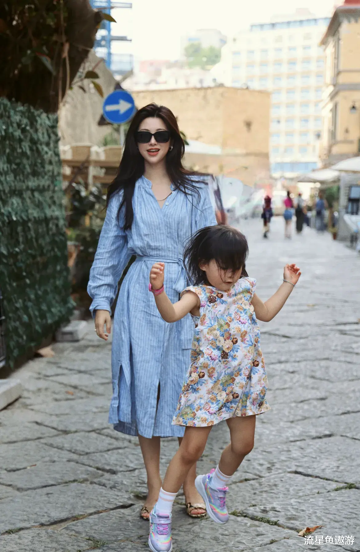 40岁朱珠晒束腰蓝裙美照：当女明星的“幸福剧本”遇上残酷的现实