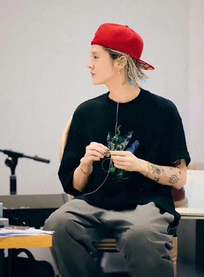 鹿晗美甲吸睛，网友：在走权志龙路线吗？