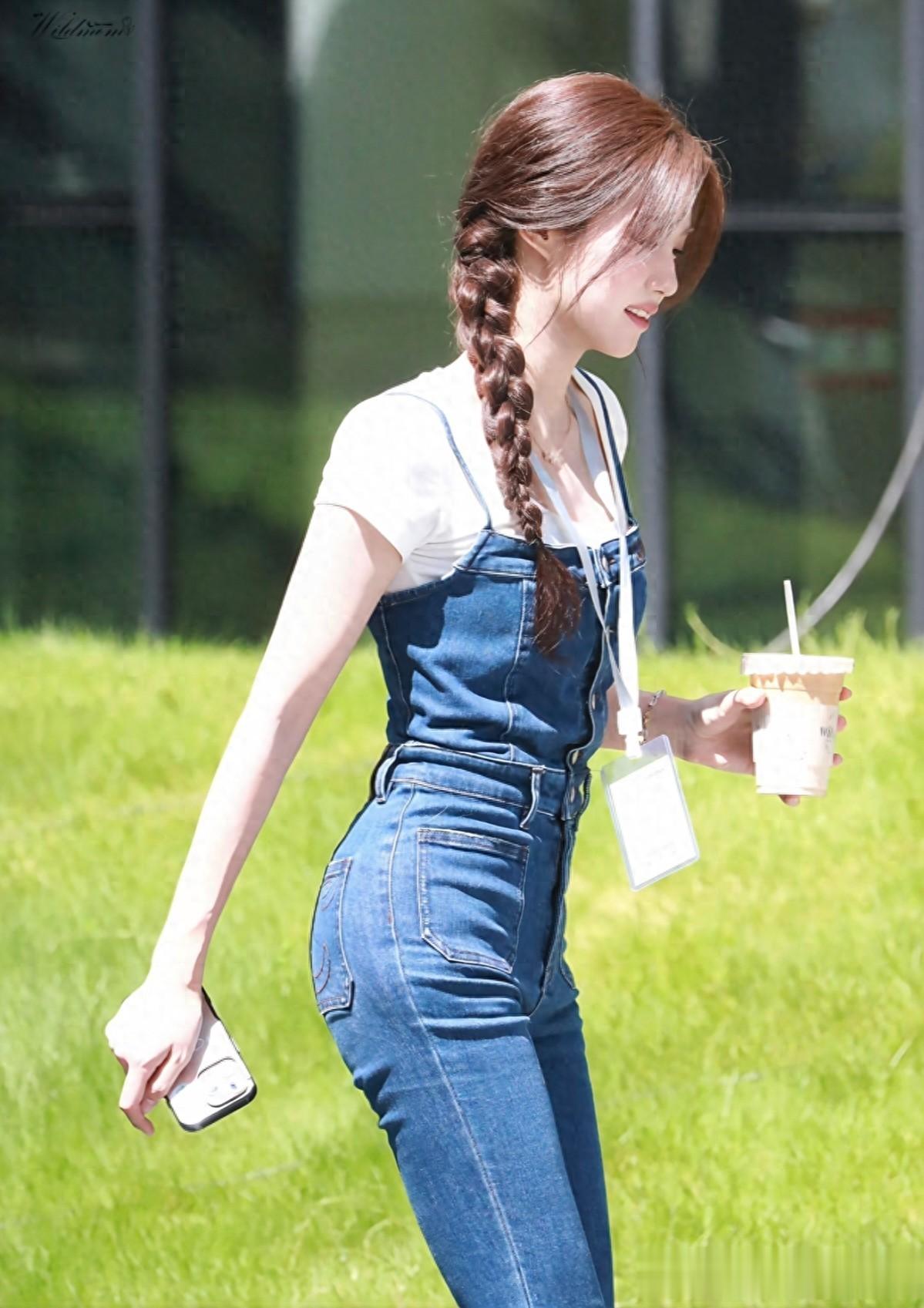 卢昱晓这惊人腰臀比，牛仔裤简直就是卢昱晓的舒适区，腰臀比好绝