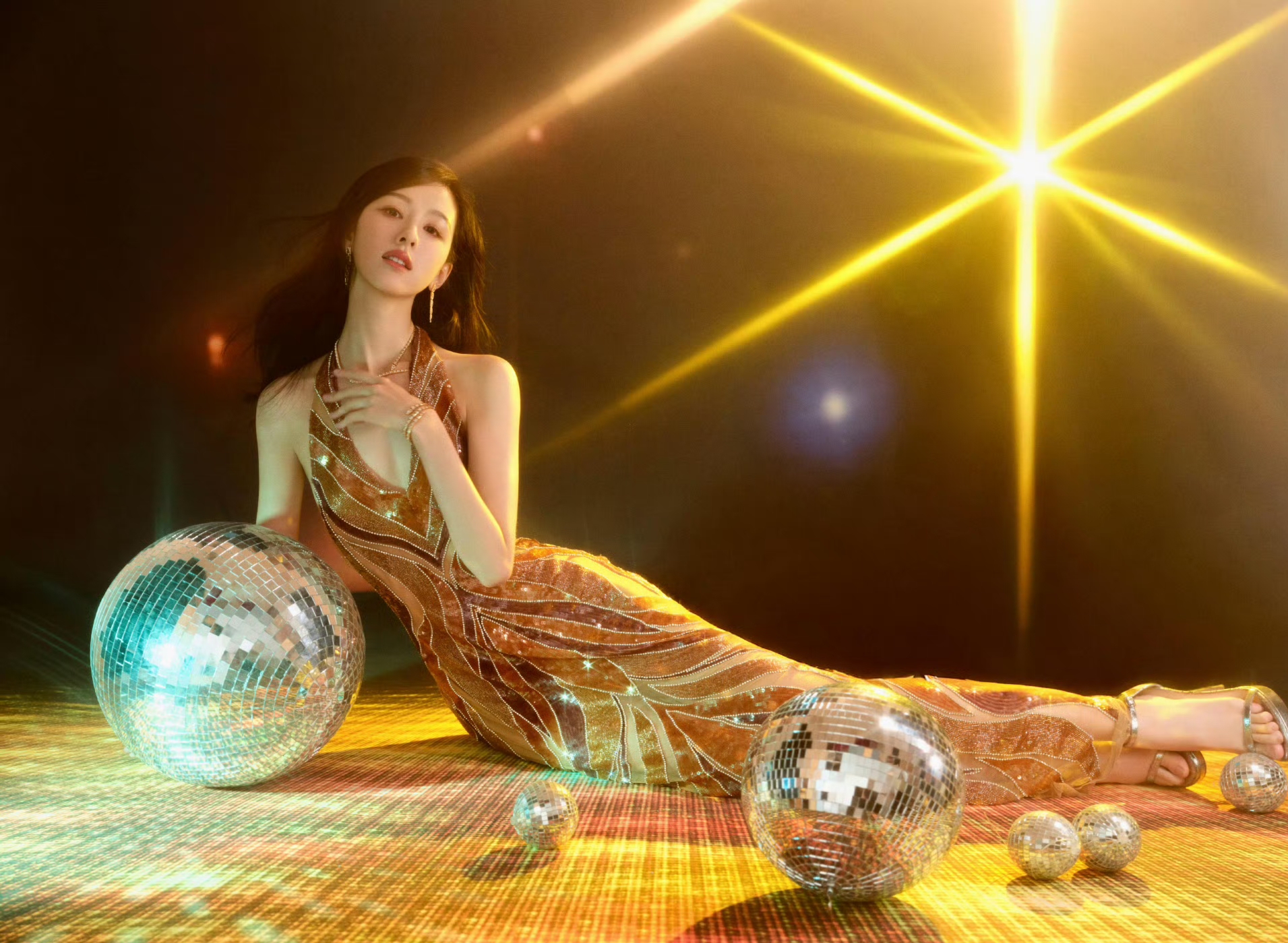 陈都灵活动造型，好绝的身材！ ???