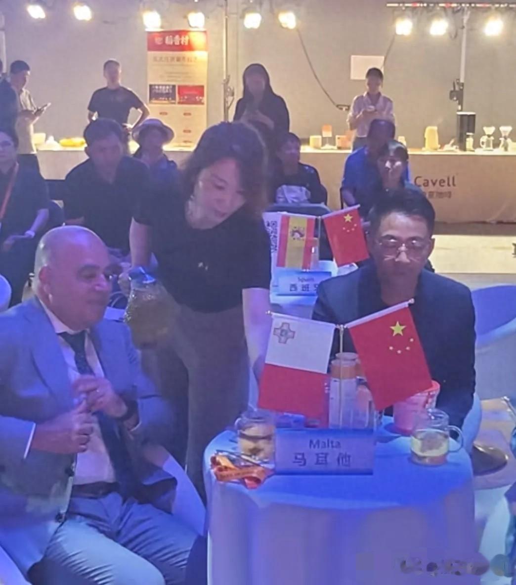 汪小菲回京零预热！重庆行程藏满秘密，马筱梅直播仅两千人！