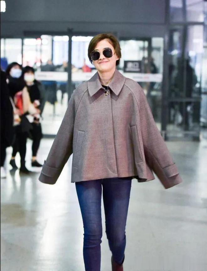 50岁梅婷剪了短发年轻25岁！穿斗篷短大衣+牛仔裤，时髦又高级