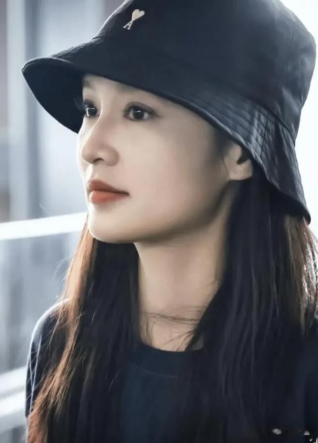 李沁奥斯陆机场回国抵达北京路透,渔夫帽搭配阔腿裤,休闲大方