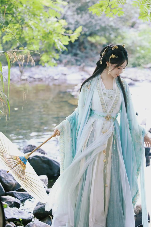 祝绪丹蓝色古装写真图