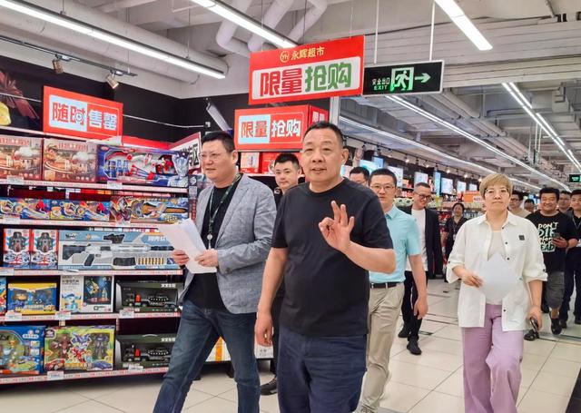 胖都来拆明星横幅！超市空荡冷清，三德子道歉，众明星秒关评论区