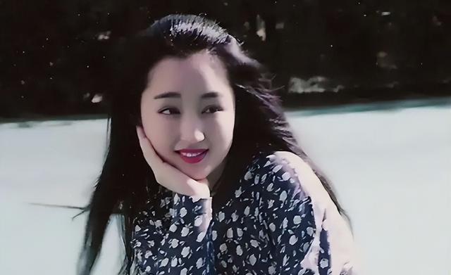 甜歌皇后杨钰莹，是一代人的青春记忆，歌声甜美人更甜