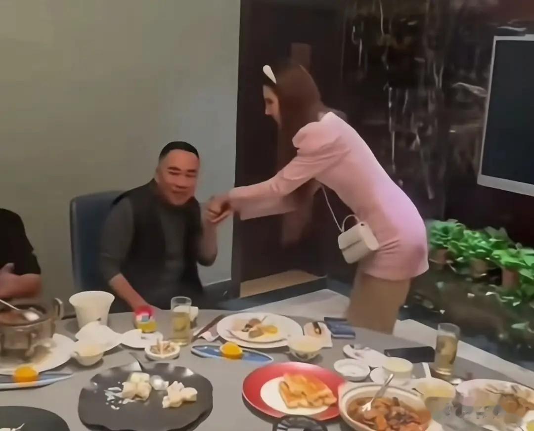 63岁杨议收美女徒弟，牵手贴脸还送吊坠，这是传承还是博眼球