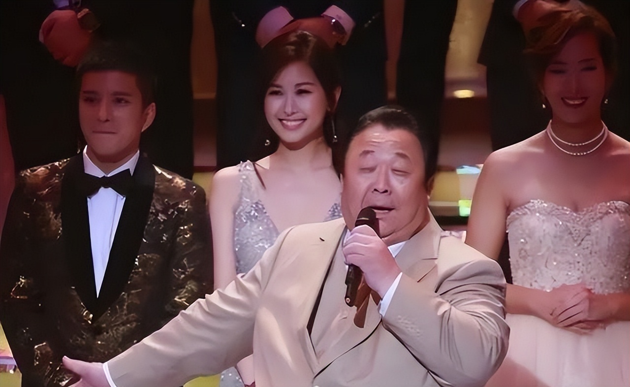 出轨保姆、逼死原配！如今77岁的他独居20年，四女一子无人管