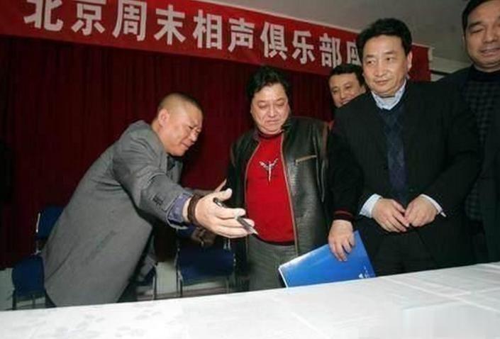 姜昆美国过圣诞仅1天,恶心的一幕出现,郭德纲那番话半点没错