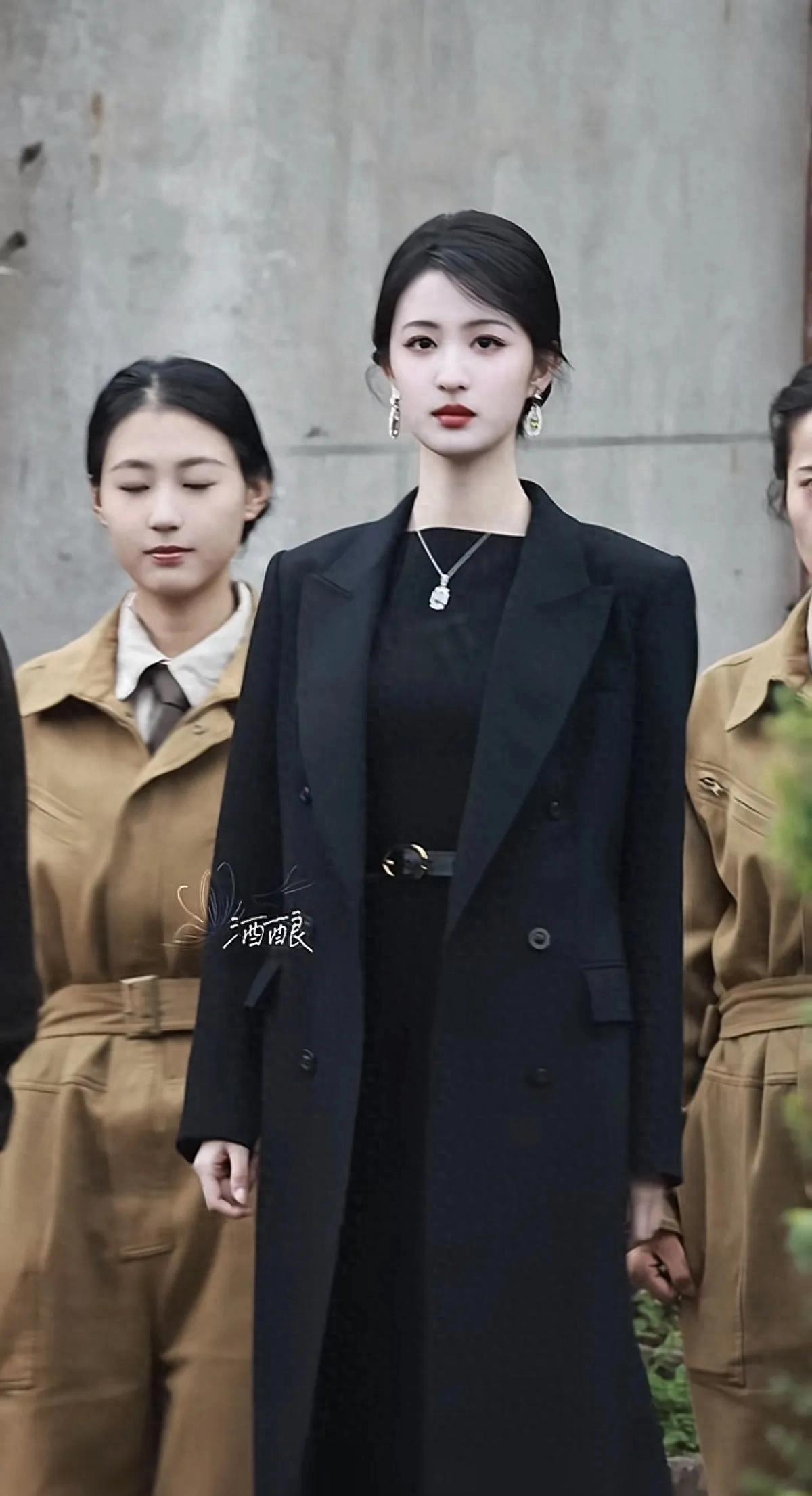 王楚然好漂亮!穿黑色大衣低丸子头大大方方的美,真老天爷赏饭吃