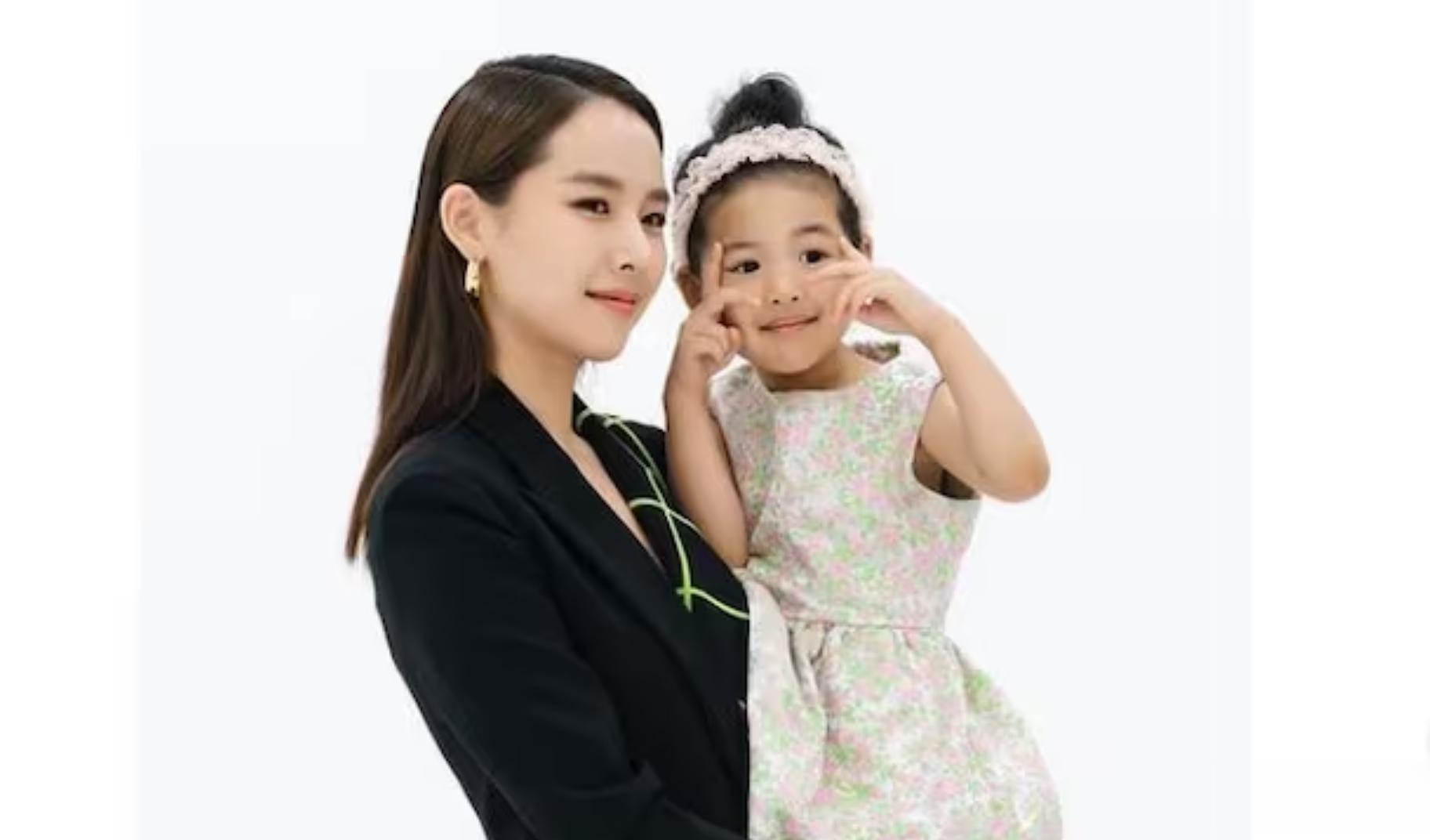 韩剧女星离婚后独自抚养女儿,坦言:我恨前夫,但不会让女儿恨他