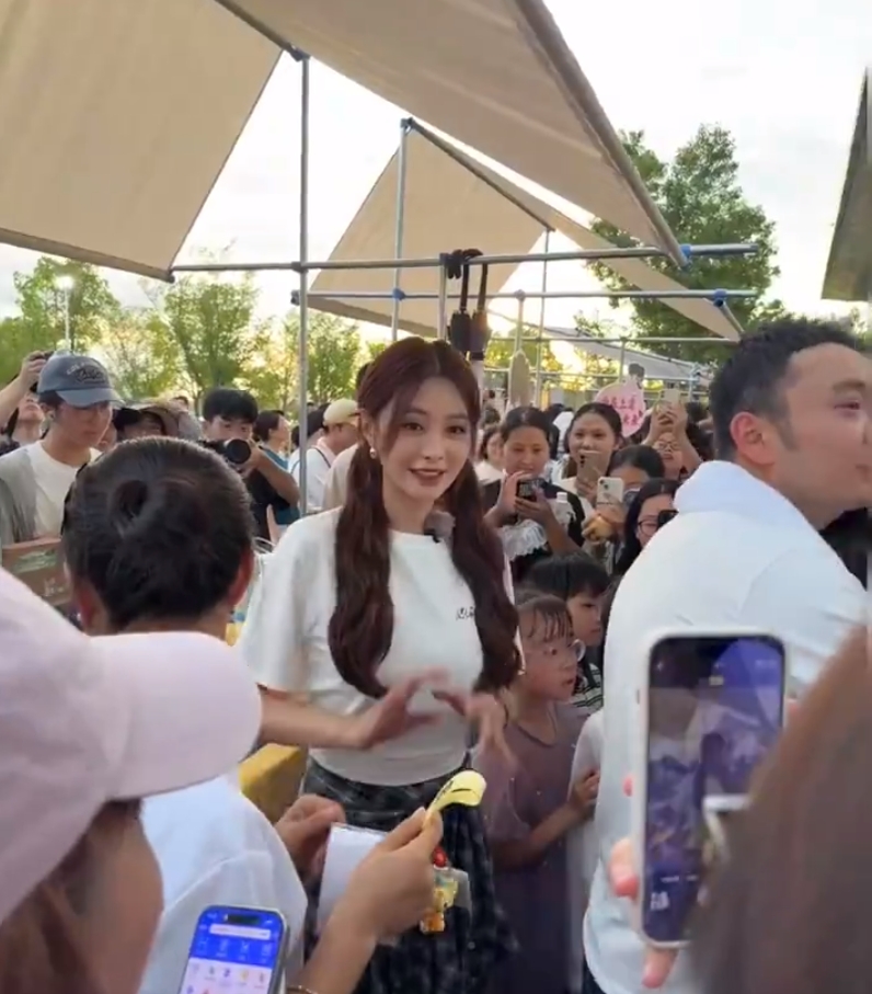 网友偶遇沈梦辰录节目 又美又瘦  原图好美，直呼杜海涛真有福！！！