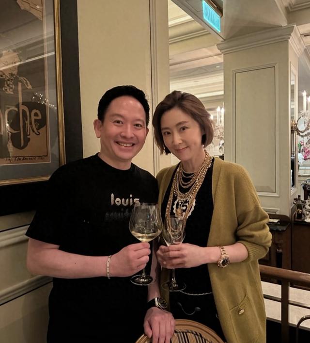 张玉珊与前男友侄子聚会，戴名表金链好贵气，与向华胜分手已19年