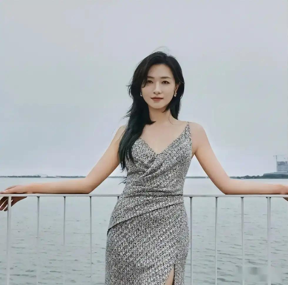 没想到一脱未成名，嫁普通丈夫8年，43岁万茜靠演女大佬终于红了