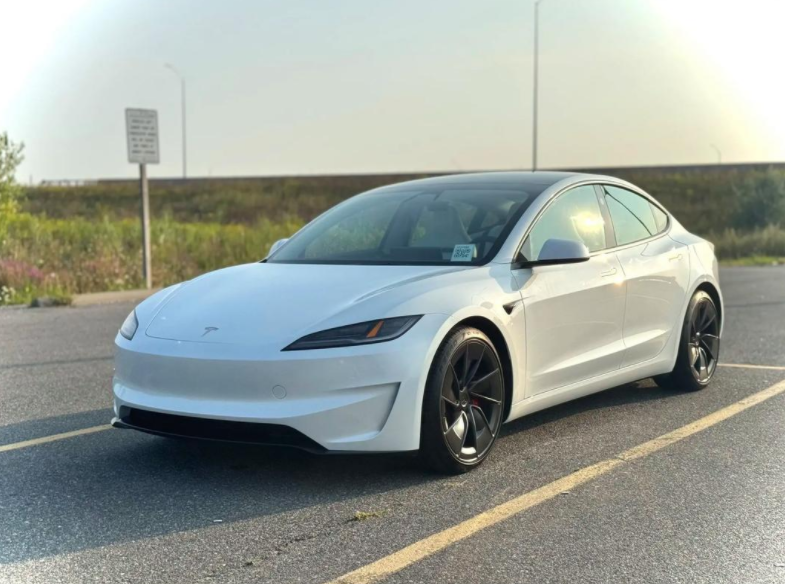 智己新车亮相,配66度电池加800V快充,比特斯拉续航都高