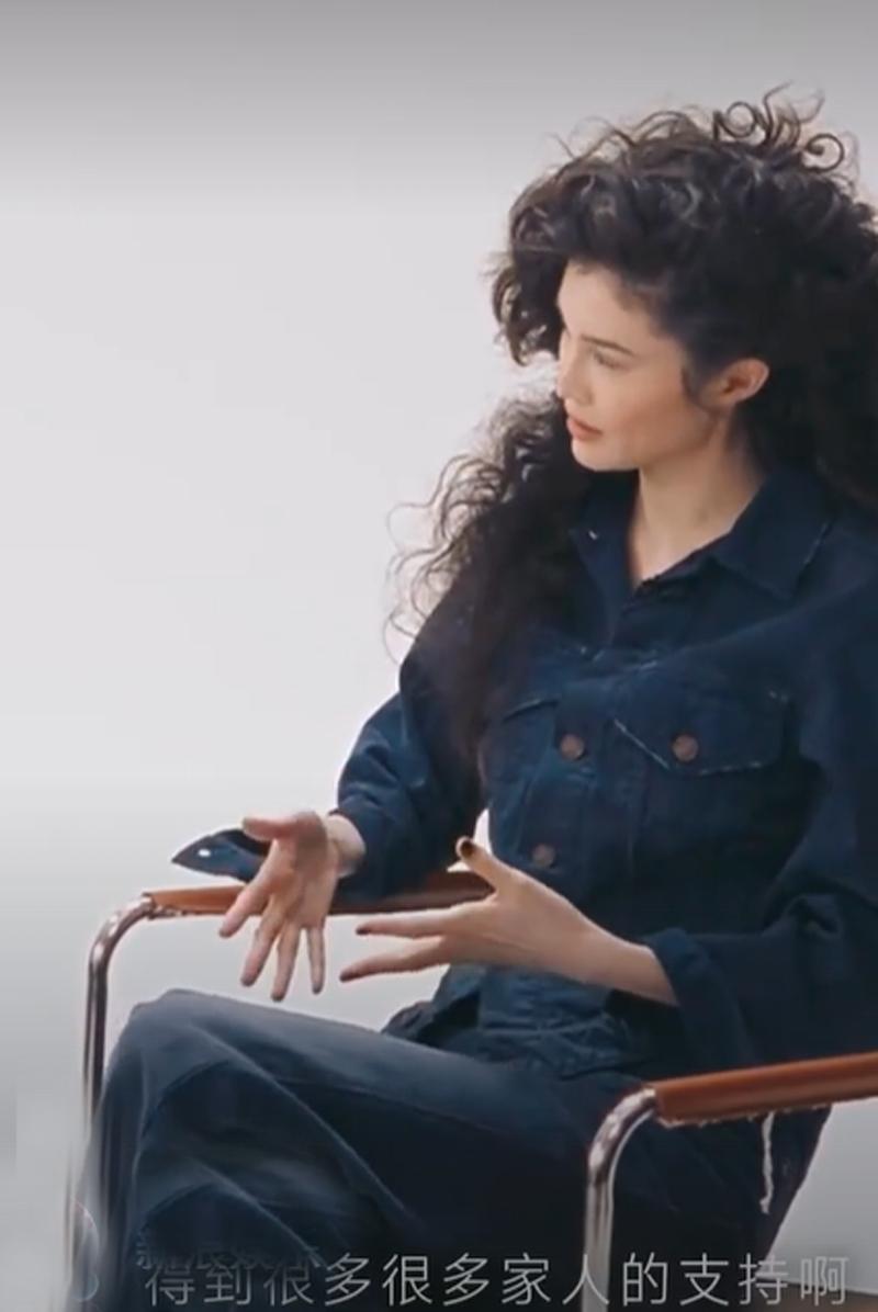 何穗晒2个月宝宝会抬头，头发稀耳朵大有福，对陈伟霆称呼显亲昵