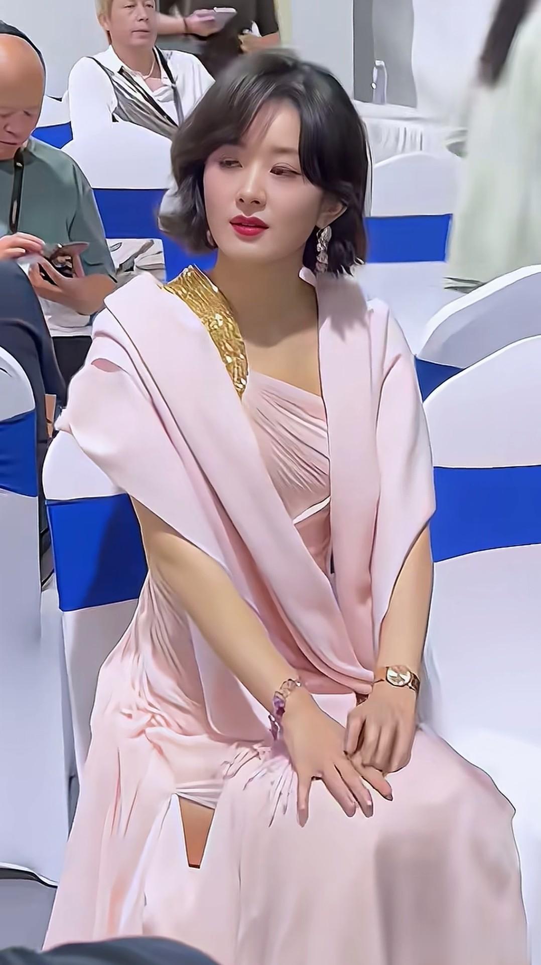 这冯少峰的老婆赵丽颖吧这么漂亮好看!看的我眼睛都花了,太美了