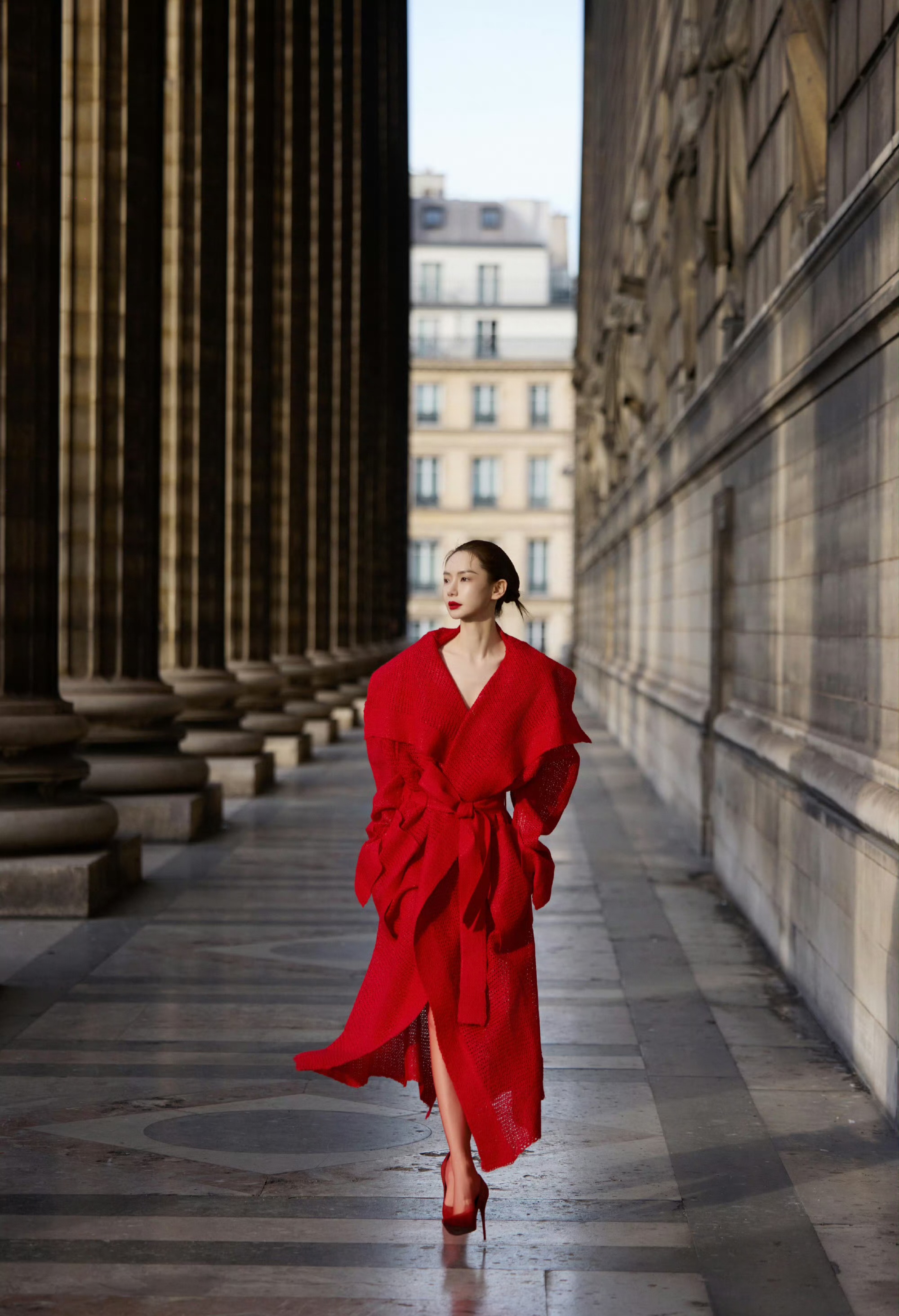 戚薇巴黎时装周造型 红衣配红丝袜 魅惑撩人 清冷又霸气