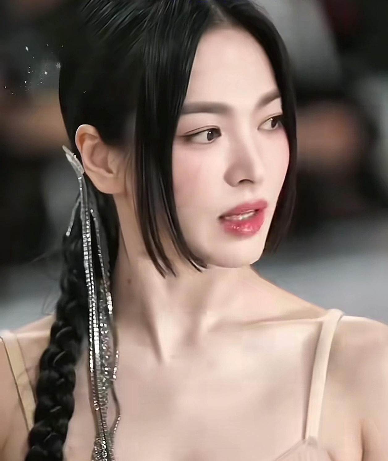 44岁宋慧乔也开始有岁月的痕迹,虽然她在笑,感觉她还是那么伤感