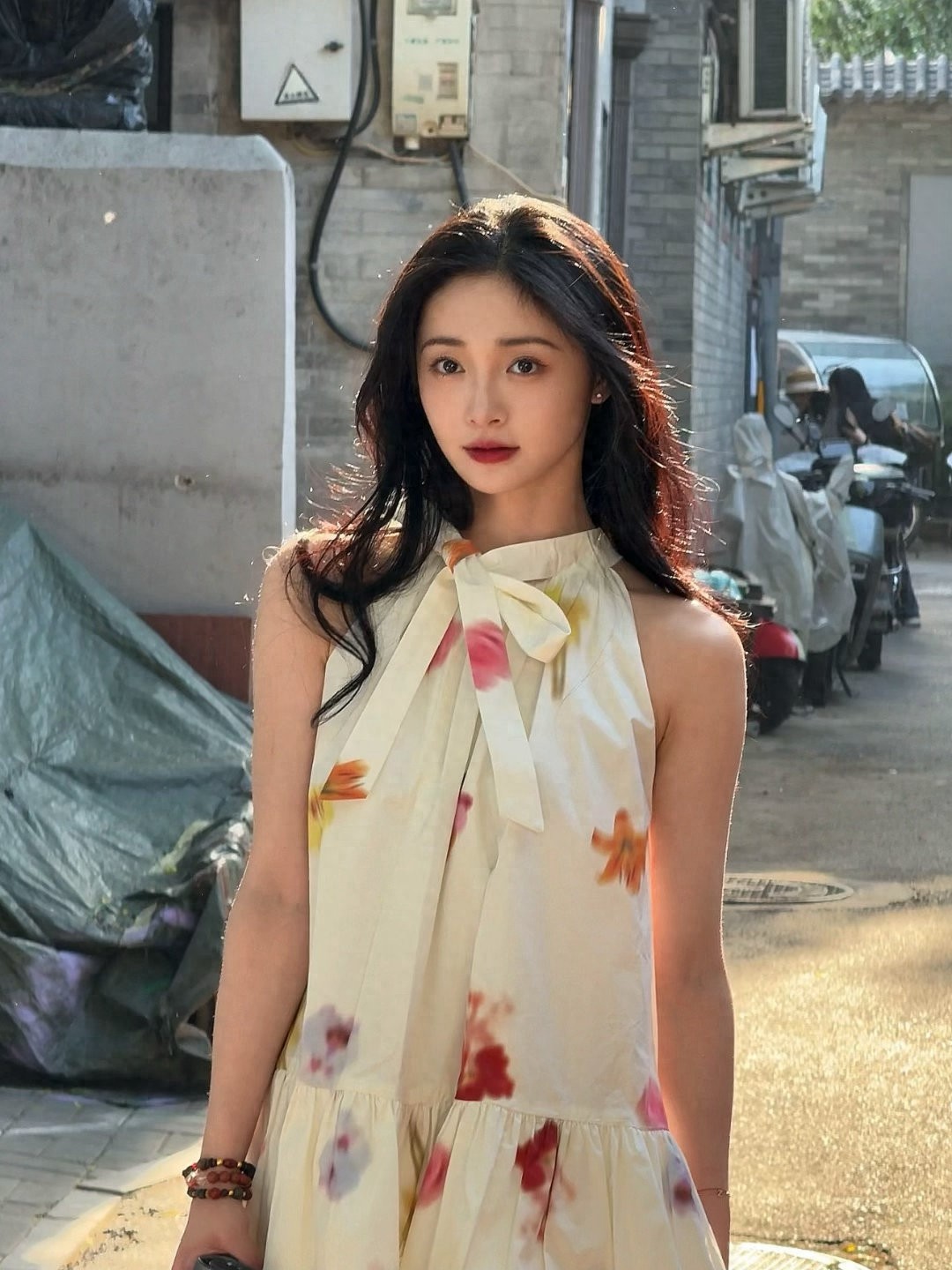 周洁琼碎花挂颈连衣裙