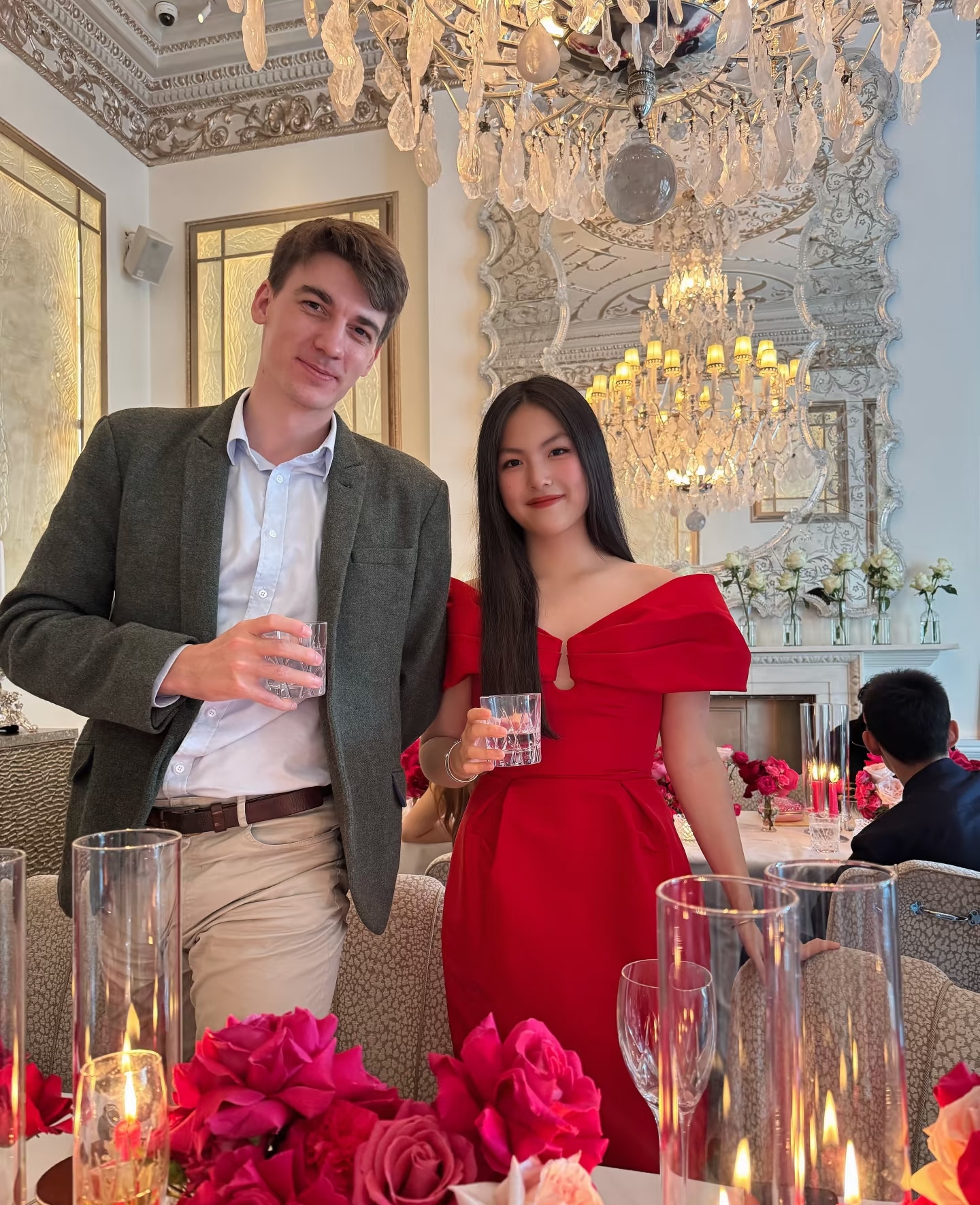 伦敦偶遇李湘一家三口，李湘母女本人都比自己发的照片上丰满很多