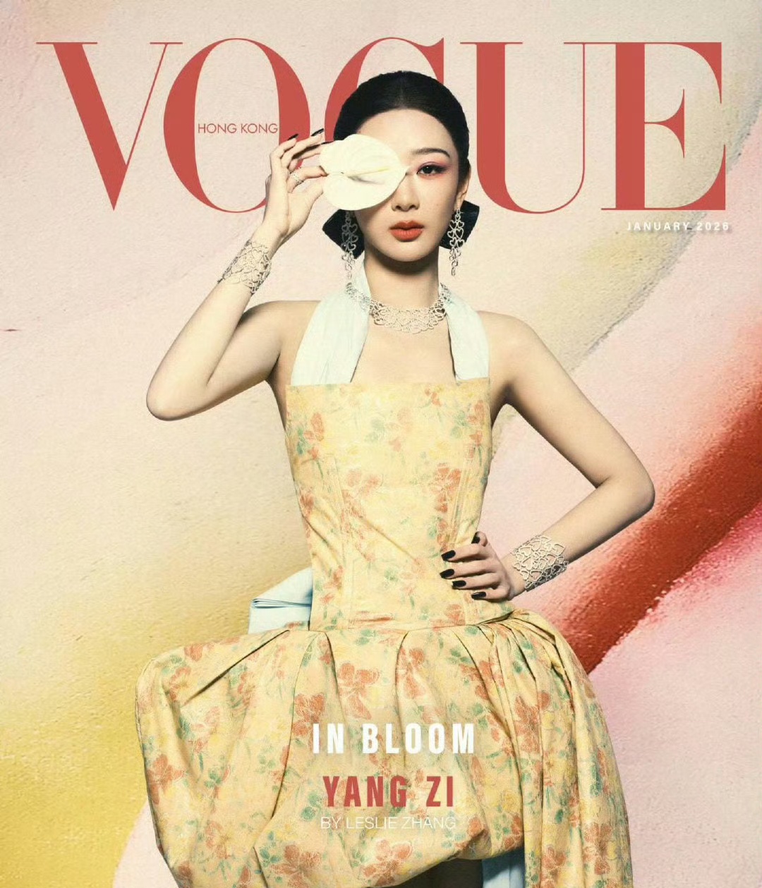 大虐！杨紫五大女刊满贯注水、杂志封面礼服设计灵感来自热巴？