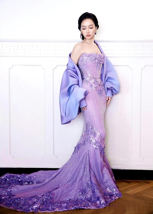 宋茜微博电影之夜出图，穿紫色抹胸长裙勾勒出完美身材，性感火辣