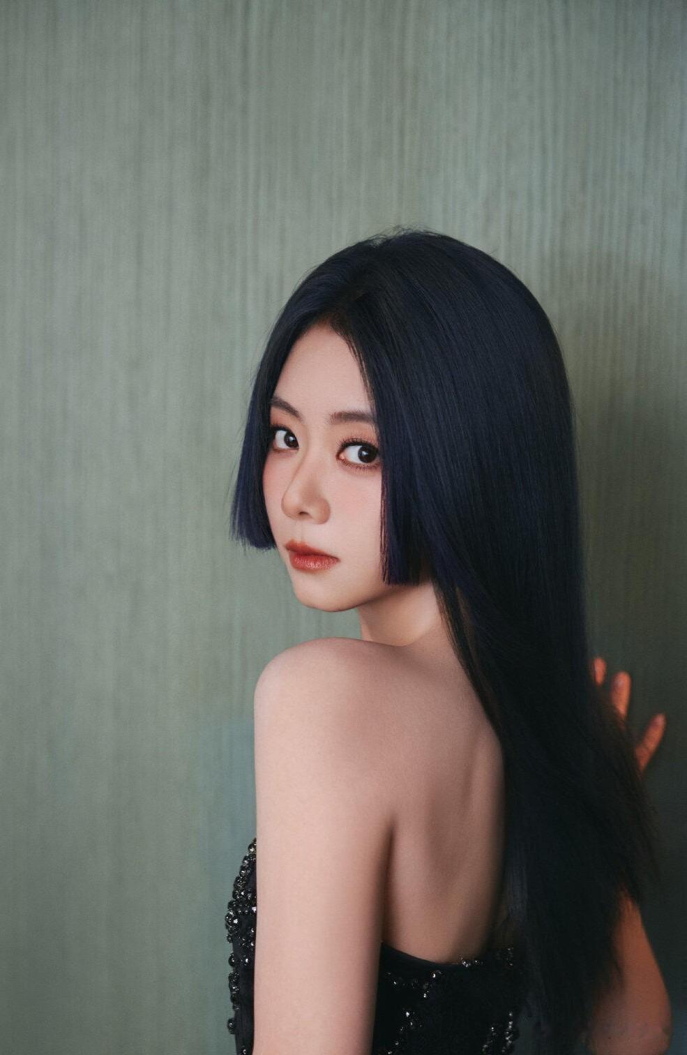 谭松韵出席深圳Wallpaper中文版设计大奖活动，穿黑色抹胸裙好美