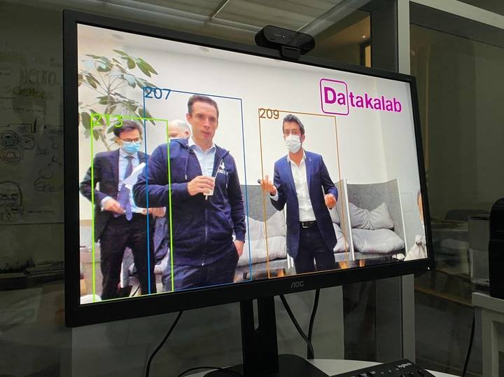 蘋果截胡馬斯克搶到 AI 人才，想給 HomePod 加個「智慧眼」