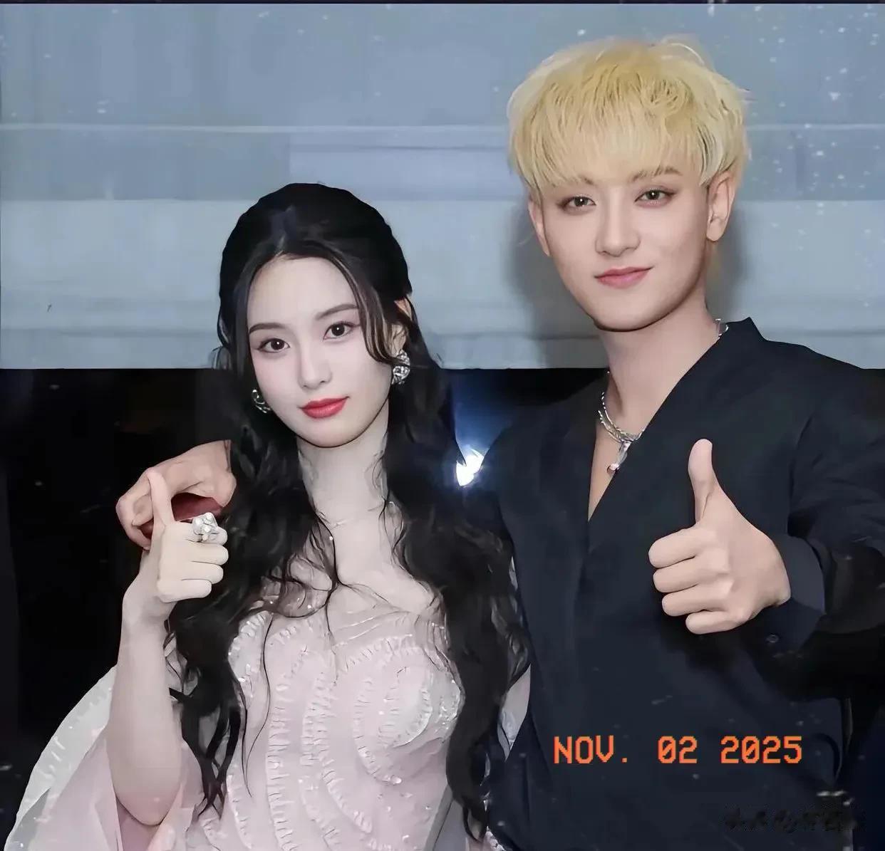 黄子韬徐艺洋现身北京环球影城被偶遇，黄子韬搂着徐艺洋好甜蜜！