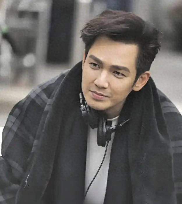 52岁钟汉良近照曝光，摆摊卖菜白发藏不住，状态引唏嘘