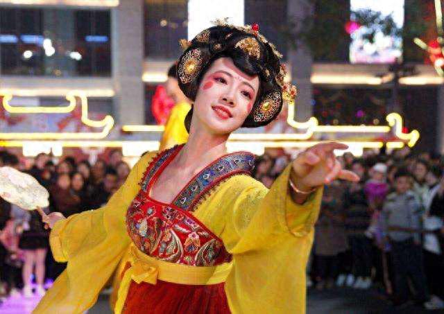 她宣布正式复出，曾在巅峰期结婚生子