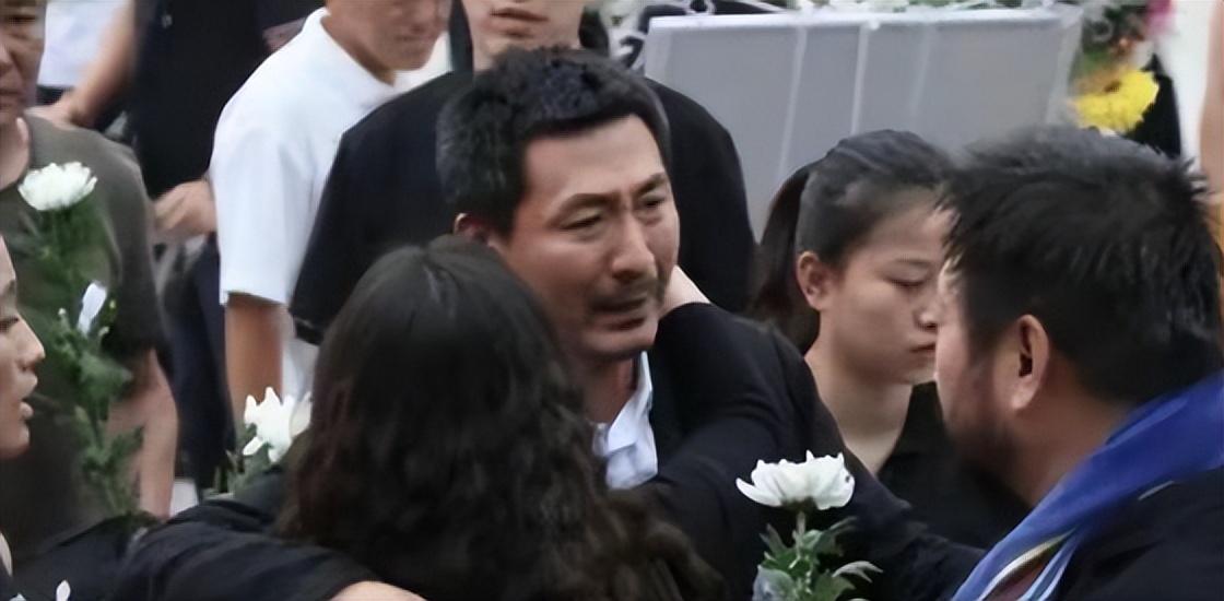 许亚军不参加前妻追悼式，评论区遭沦陷，3位明星被点名表扬