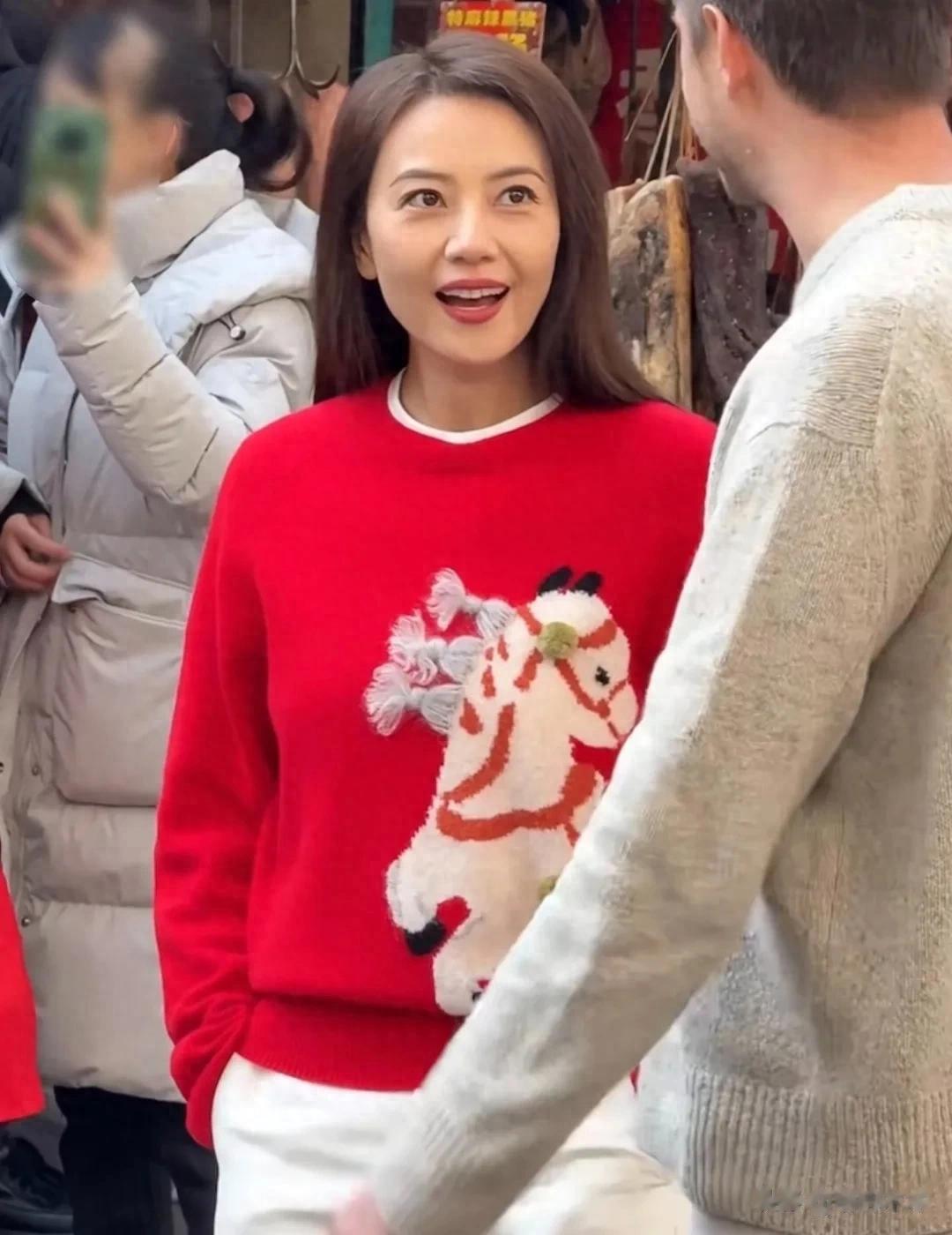 46岁高圆圆原相机生图曝光！面部松弛法令纹明显，自然老去获赞