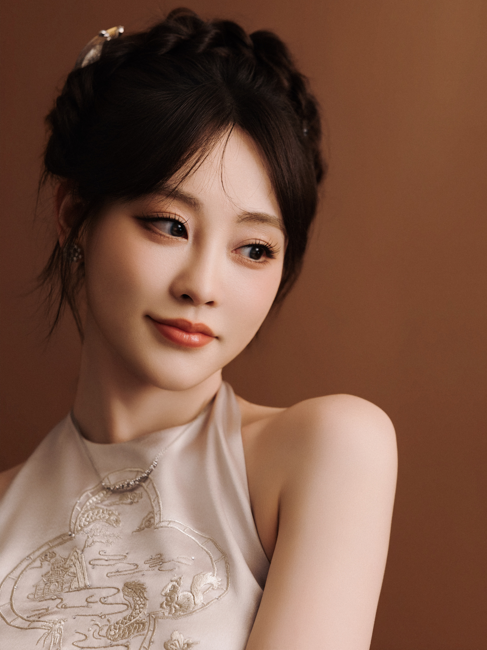 祝绪丹穿露背旗袍亮相！身段玲珑，古典韵味太勾人