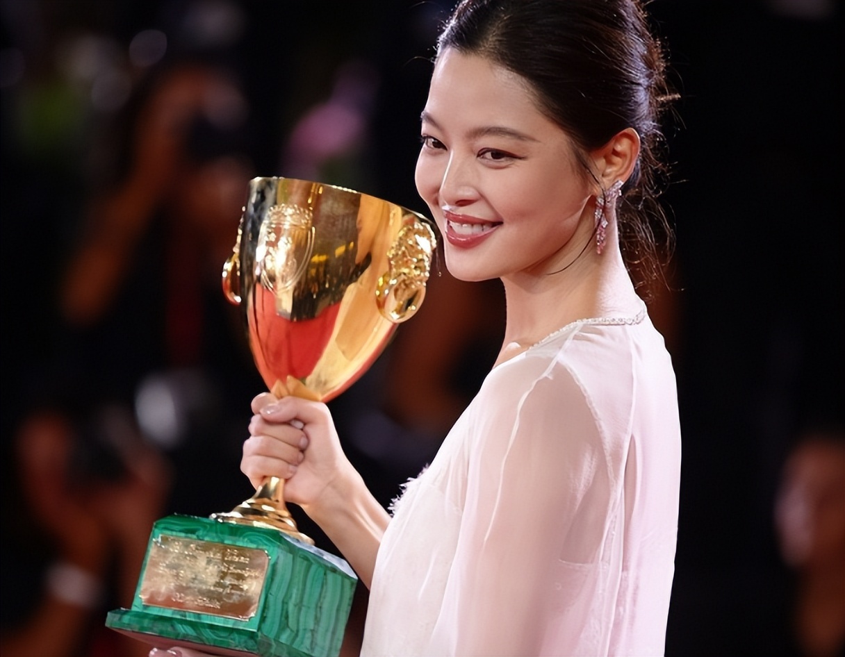 获封影后才2个月，辛芷蕾再次让观众刮目相看，王家卫当初没说错