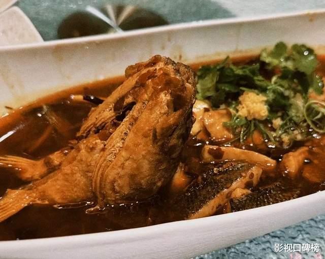 王岳伦与前妻和女儿购物,李湘双手叉腰很霸气,肚子很大像怀孕