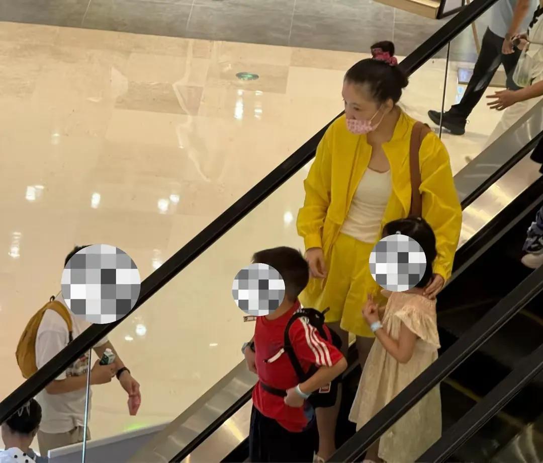 吴倩带女儿逛街!素颜妈味儿重,但颜值高,离婚后母女俩定居武汉