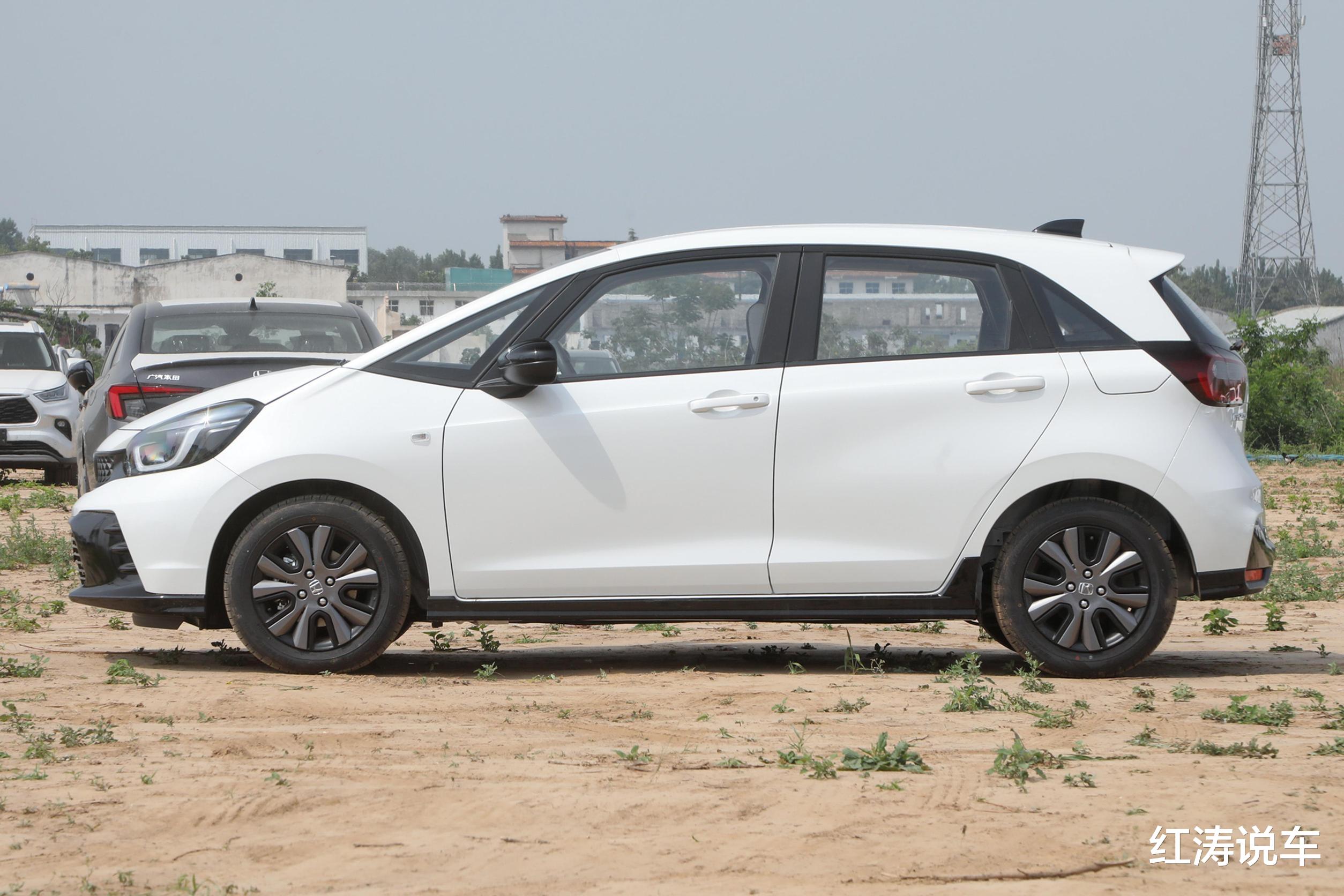 新款本田飞度实车现身，前脸大变样，采用分体式大灯，配1.5L动力