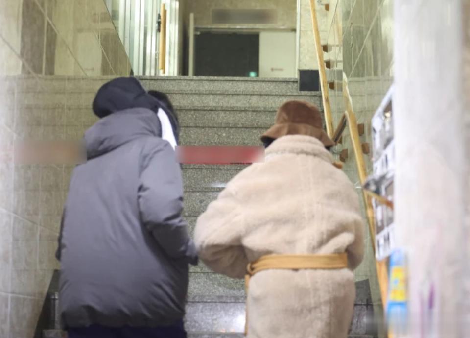 朴娜莱风波后首露面，深夜上夜校，帅男全程陪同！网友：不长记性