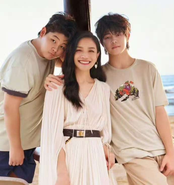 曝沙溢俩儿子都在英国读书，偶遇照片曝光 网友：难怪沙溢猛接综艺