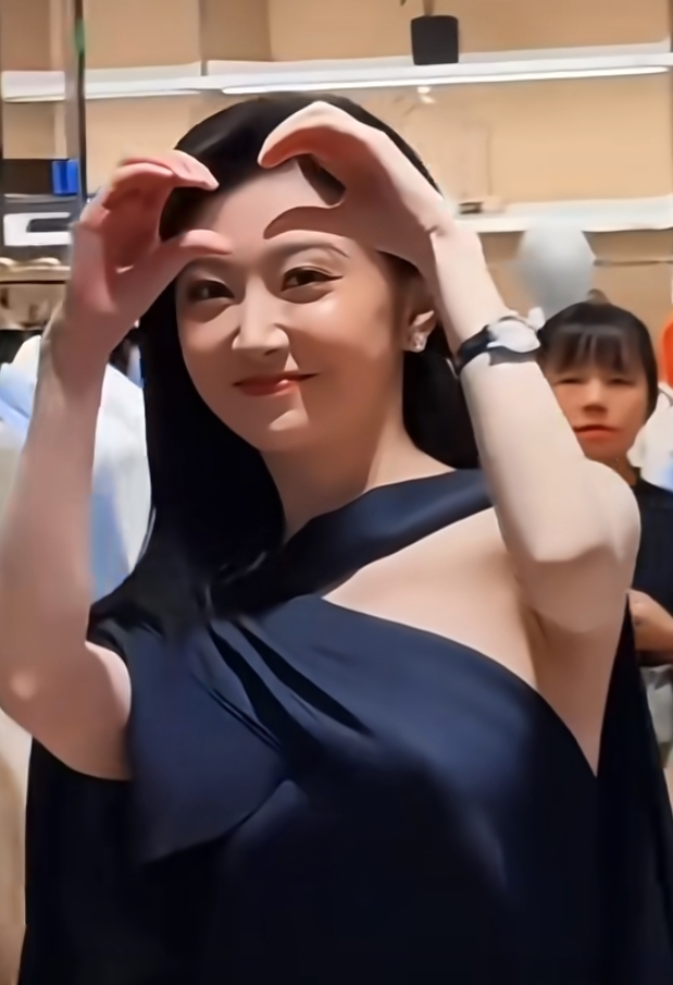 景甜亮相活动，一袭黑色礼服气场全开网友这才是真正的人间富贵花