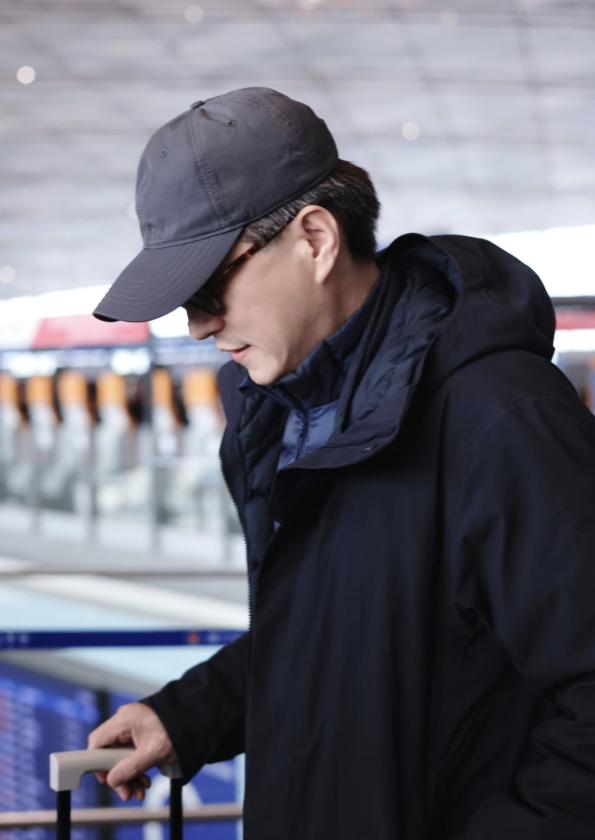 50岁靳东回老家过年!两鬓花白仍透着清爽帅气,气场梦回“贺涵”