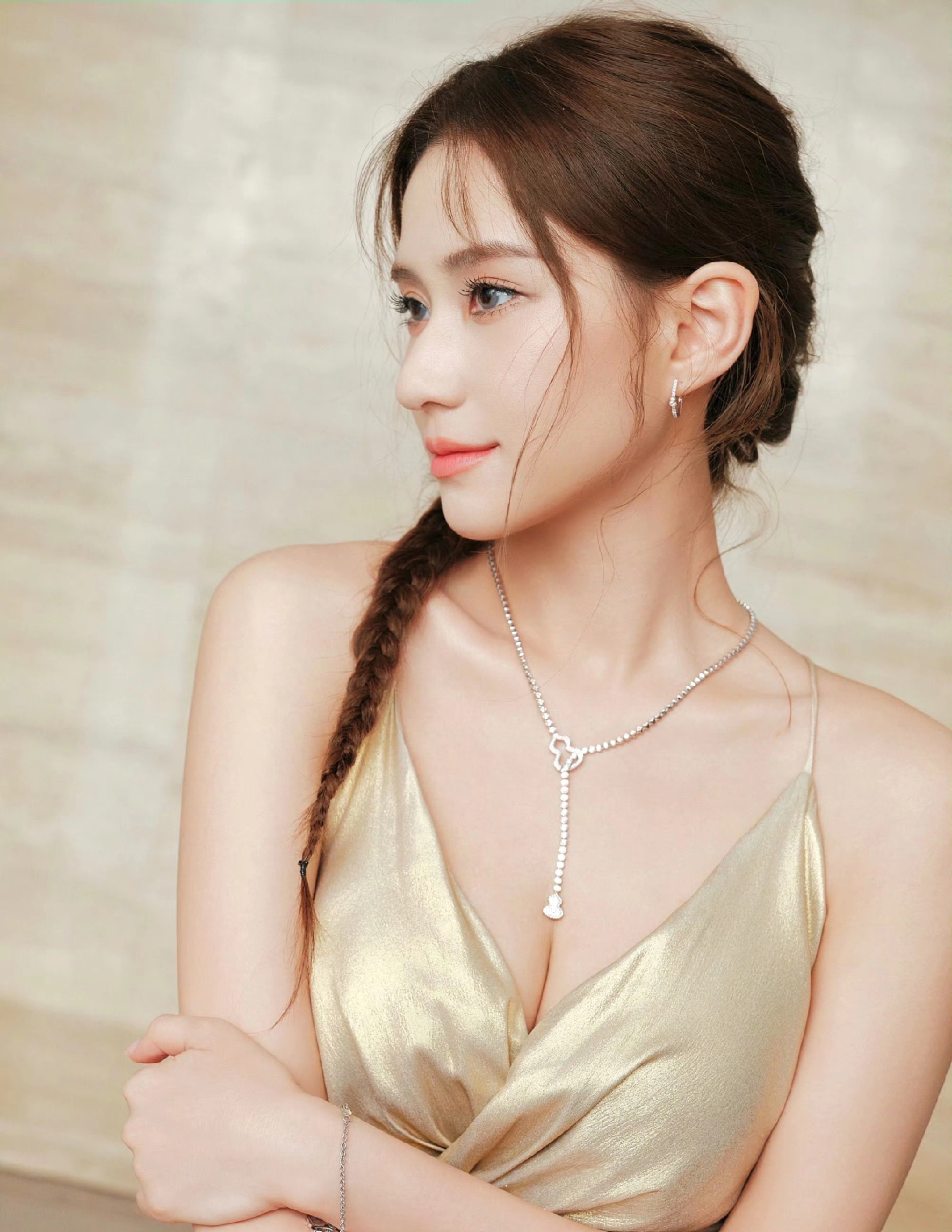 何超莲晚宴近照，本人又美又瘦状态也太绝了，真正的豪门千金啊！