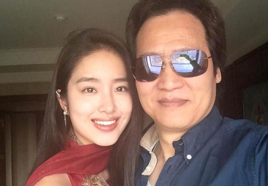 杨采钰被曝在日本低调待孕，黄外套撑起小腹弧度，这状态瞒不住了！