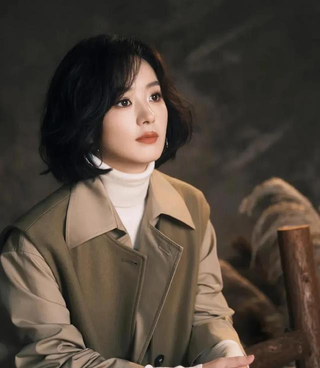 赵丽颖回老家过新年，她头发又剪短了，戴着奶奶帽子自拍好可爱