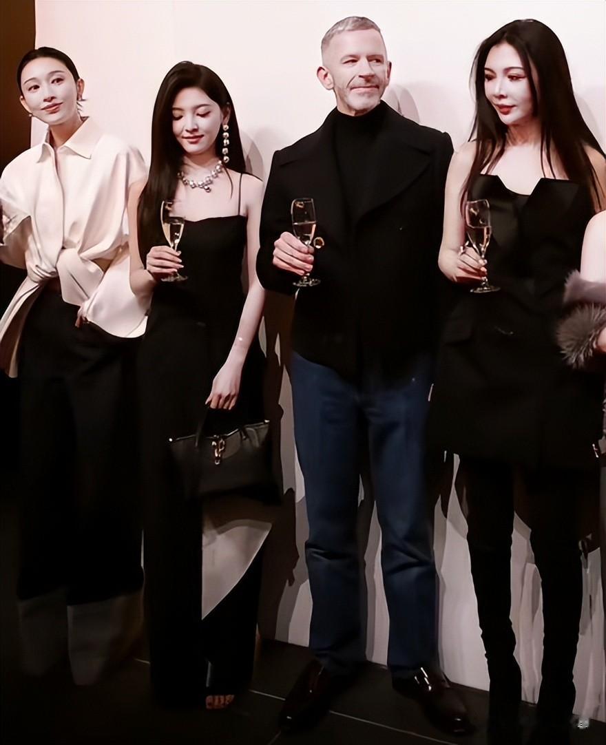 上海纪梵希酒会上：30岁章若楠大浓妆亮相，网红挨个合照险被艳压