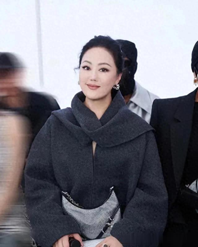 61岁章小蕙换风格后气质大变！灰色罩衫大衣+长裙+围巾 高级又洋气